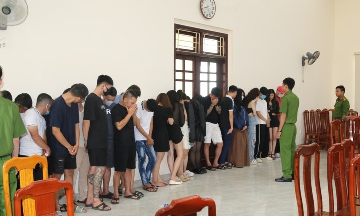 Phát hiện hàng chục thanh niên 