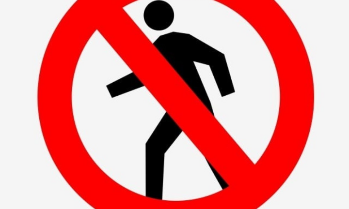 Biển báo cấm người đi bộ được đặt ở đâu?