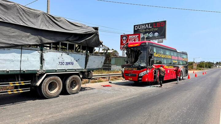 Tin tức tai nạn giao thông mới nhất ngày 2/4: Xe khách tông vào đuôi xe tải trên quốc lộ 1A