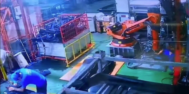 Video: Khoảnh khắc công nhân bị robot 