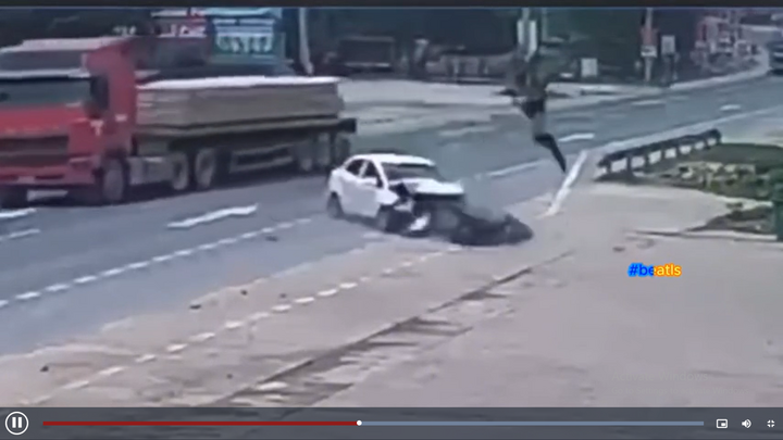 Video: Người đàn ông đi xe máy bị ô tô hất văng lên không trung