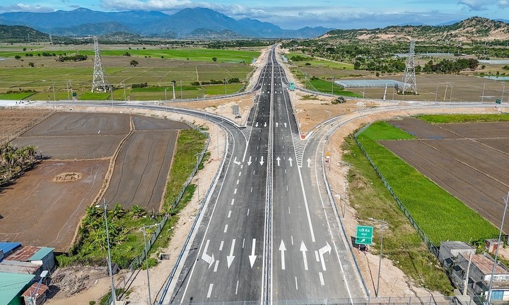 Bộ GTVT và 8 địa phương được giao bổ sung gần 6.500 tỷ đồng để thực hiện 3 dự án cao tốc