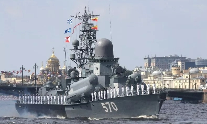 Nga triển khai xà lan, bảo vệ Hạm đội Biển Đen khỏi USV Ukraine