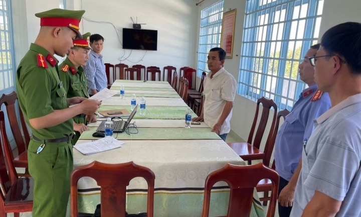 Tiếp tay cho vợ lừa đảo hơn 11 tỷ đồng, cựu chủ tịch xã bị khởi tố