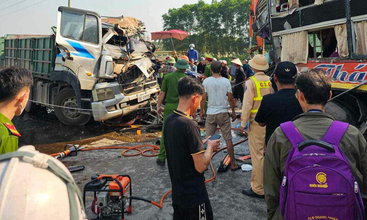 Va chạm giữa ô tô khách và xe đầu kéo ở Hà Tĩnh, 2 người thương vong