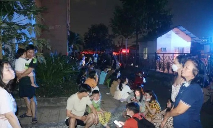 Cháy ở chung cư cao tầng tại TP.HCM, người dân hoảng loạn tháo chạy lúc nửa đêm