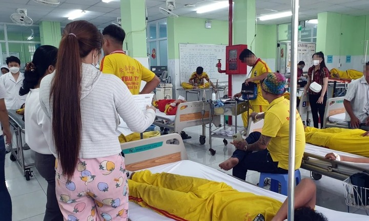 Hàng chục người nhập viện cấp cứu sau khi ăn đồ được phát miễn phí tại lễ hội