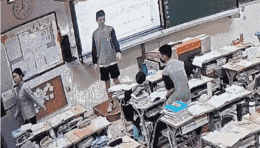 Xúc động trước hình ảnh nam sinh bế bạn khuyết tật ra khỏi lớp bất chấp nguy hiểm