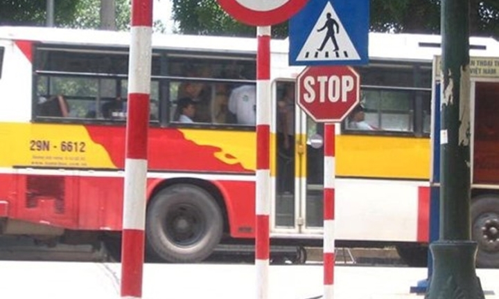 Tài xế xử lý thế nào khi gặp biển báo