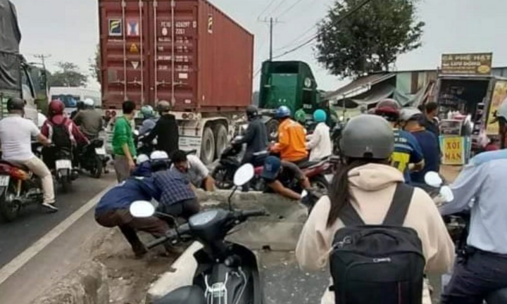Tin tức tai nạn giao thông mới nhất ngày 6/4: Xe container tông xe máy, 3 người trọng thương