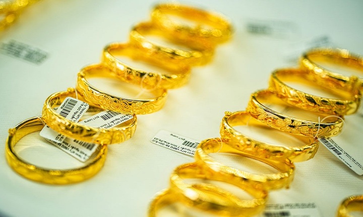 Giá vàng nhẫn chinh phục đỉnh hơn 74 triệu đồng/lượng, người dân không nên lướt sóng vàng