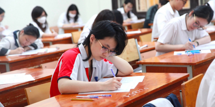 Hôm nay (6/4), học sinh lớp 12 tại Hà Nội hoàn thành bài thi khảo sát chất lượng