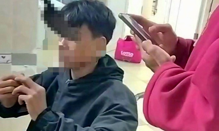 “Biểu diễn” múa dao, thiếu niên 15 tuổi bị thương nặng