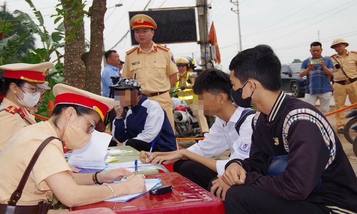 Thái Nguyên: CSGT ra quân tuyên truyền, xử lý nghiêm các trường hợp học sinh vi phạm giao thông