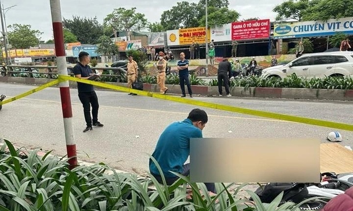 Nam sinh đi xe máy điện tử vong sau va chạm với ô tô khách