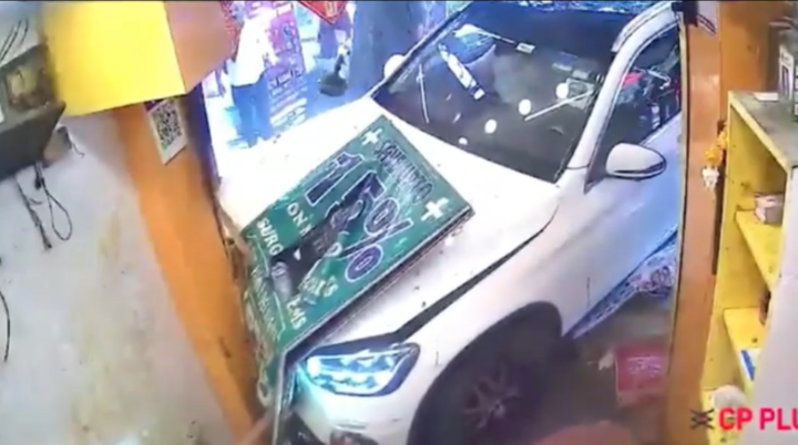 Ô tô 4 chỗ mất lái lao như điên vào quán, 6 người bị thương