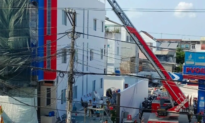 Kịp thời giải cứu 2 công nhân bị giật điện, mắc kẹt ở độ cao 15m