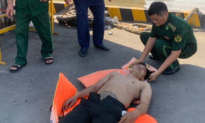 TP.HCM: Bộ đội biên phòng cứu sống người đàn ông nhảy cầu Phú Mỹ tự tử