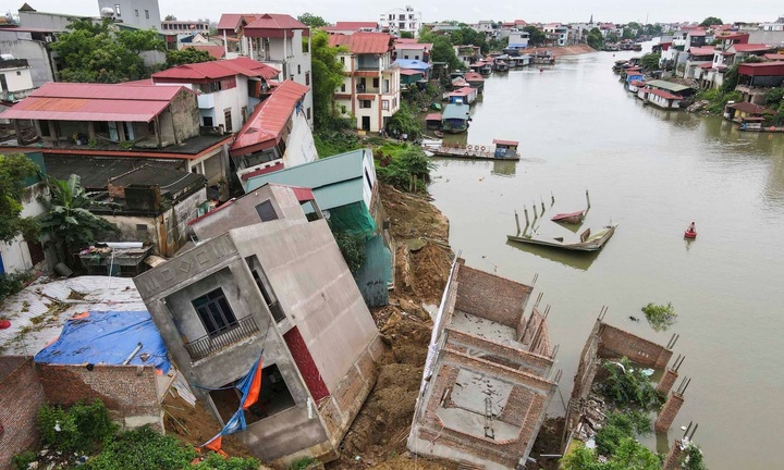 Vụ nhiều ngôi nhà sạt lở xuống sông Cầu: Chủ tịch UBND tỉnh Bắc Ninh chỉ đạo khẩn