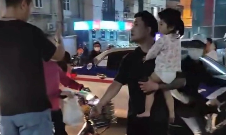 Xác minh vụ một người đàn ông bế bé gái ra giữa đường, gây náo loạn đường phố Hà Nội