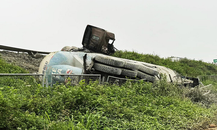 Xe tải lật xuống đường gom sau vụ va chạm ở cao tốc Pháp Vân - Cầu Giẽ