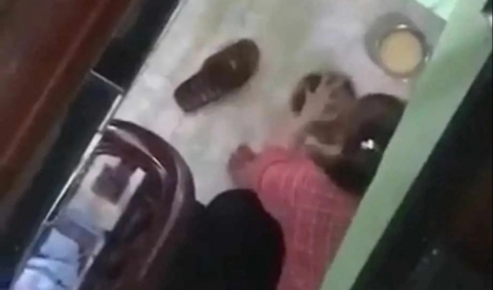 Điều tra vụ bảo mẫu tát, cầm dép đánh bé 1 tuổi ở Hưng Yên