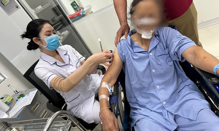 Khâu gần 70 mũi vì bị chó nhà hàng xóm tấn công