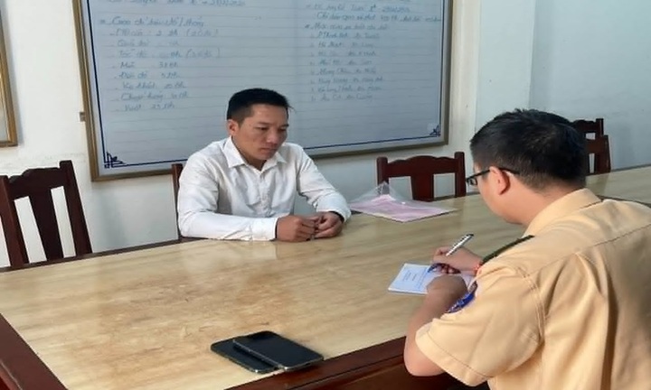 Phú Thọ: Phát hiện tài xế xe khách mua 2 giấy phép lái xe giả để sử dụng