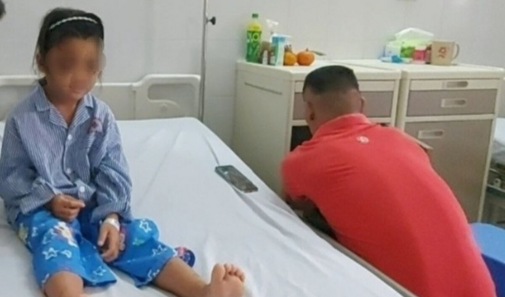 Đình chỉ giáo viên dùng thước kẻ gõ vào đầu học sinh