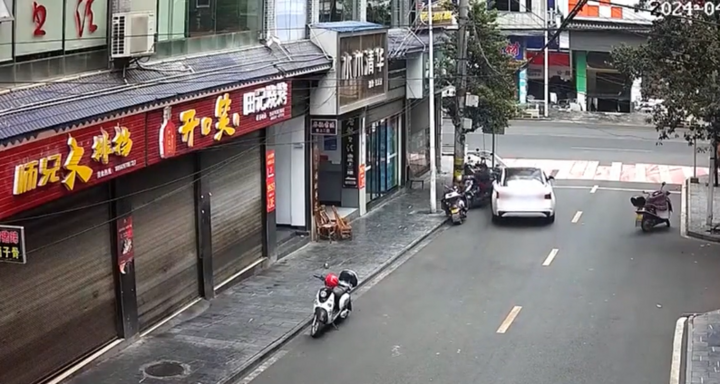 Quên kéo phanh tay, nữ tài xế khiến chiếc ô tô trôi xuống dốc rồi gây tai nạn