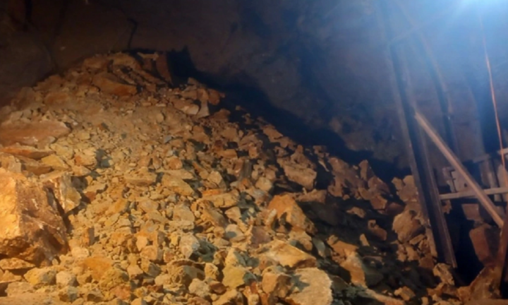 Sạt lở hầm ở đèo Cả, đường sắt bắc - nam bị chia cắt