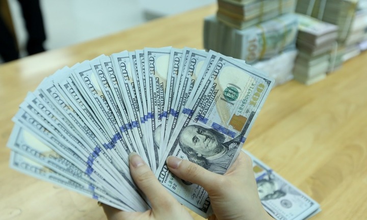 Tỷ giá USD hôm nay 12/04/2024: USD trong nước bật tăng, USD thế giới đi ngang mốc 105