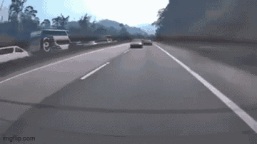 Video: Hai ô tô chặn đầu rồi kèn cựa nhau như phim trên đường cao tốc