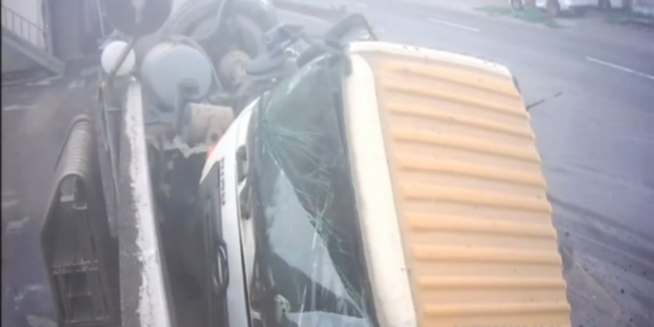 Video: Thoát chết khó tin sau cú va chạm