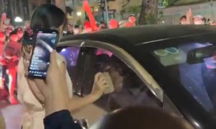 Người phụ nữ dùng mũ bảo hiểm, gạch đập cửa kính ô tô nghi đánh ghen trên phố