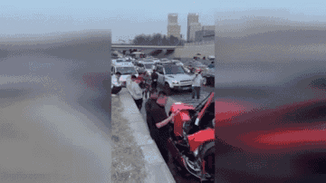 Video: Siêu xe Lamborghini biến thành sắt vụn sau khi đâm vào cột đèn