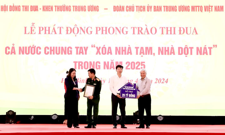 Agribank tích cực hưởng ứng phong trào thi đua cả nước chung tay “xóa nhà tạm, nhà dột nát”