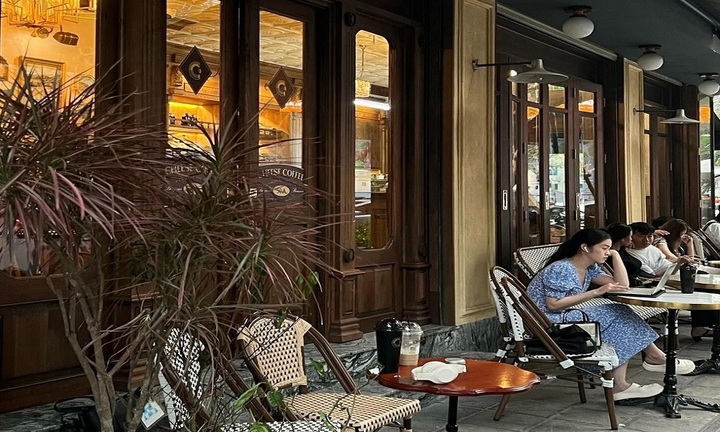 Chủ quán cà phê than “phá sản sớm” vì khách ngồi làm việc cả ngày chỉ gọi 1 ly nước 30.000 đồng