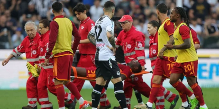 Hậu vệ ngã quỵ rồi ôm ngực trong trận đấu, cả khán đài hoang mang