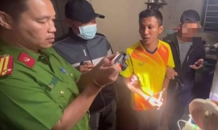 Thanh niên cướp xe máy rồi giật điện thoại sa lưới sau 1 giờ gây án