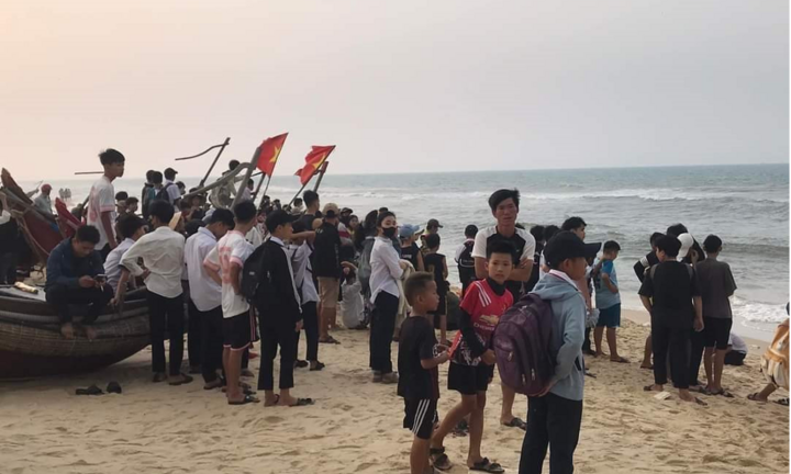 Tìm thi thể nam sinh bị sóng cuốn khi tắm biển tại Quảng Trị