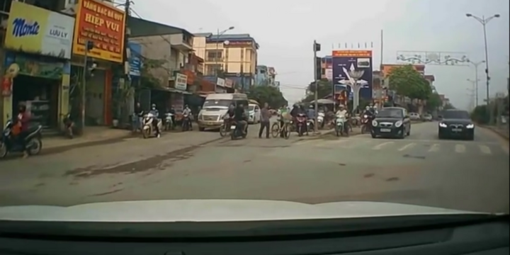 Xe máy bị xe tải cán trúng, 2 người thoát chết trong gang tấc