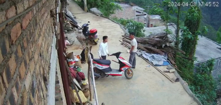 Thót tim người đàn ông thoát chết trong gang tấc khi xe máy lao vọt xuống vực