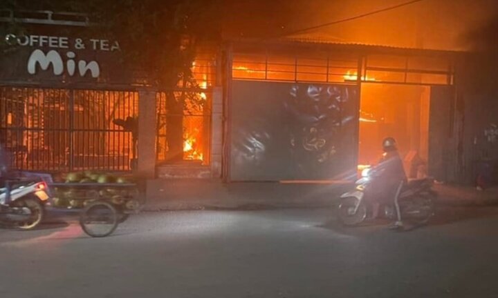 Xưởng may ở Bình Dương bốc cháy ngùn ngụt trong đêm, người dân dập lửa bất thành