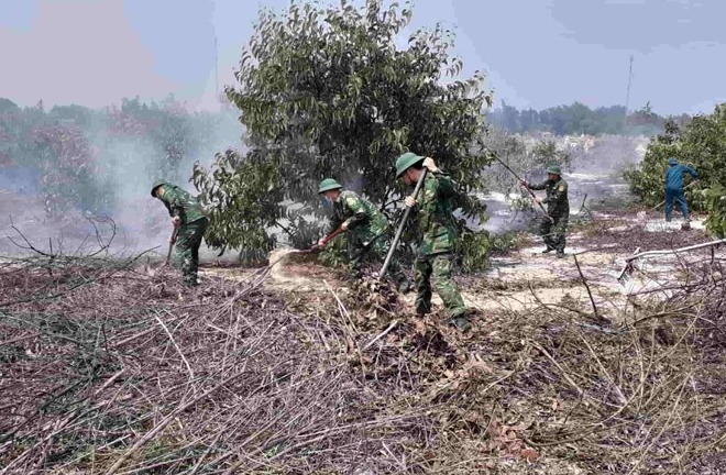 Huy động hàng chục cán bộ, chiến sĩ chữa cháy rừng tại một huyện ở Huế