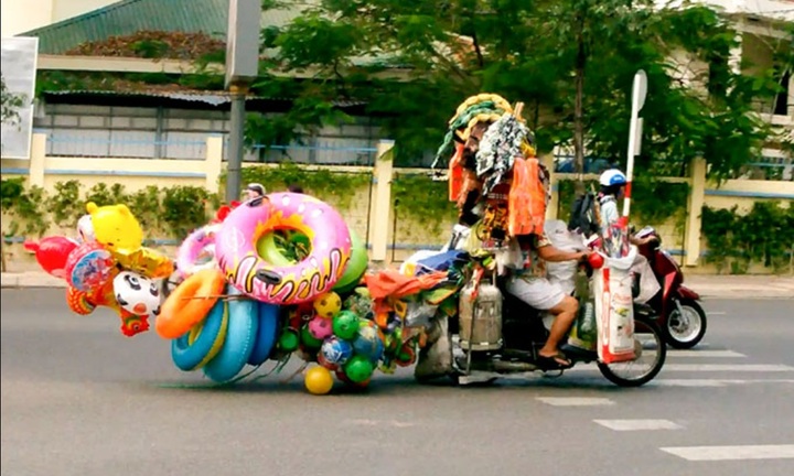 Mức xử phạt đối với xe máy chở hàng cồng kềnh là bao nhiêu?