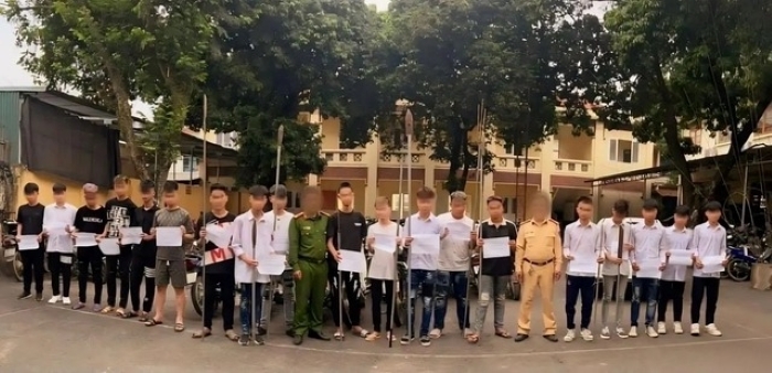 Triệu tập nhóm học sinh mang dao phóng lợn gây náo loạn đường phố ở Hòa Bình