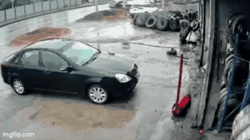 Video: Lốp ô tô bất ngờ phát nổ hất văng người đàn ông ra xa