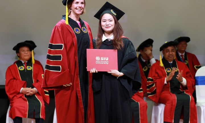 Nữ sinh thủ khoa tốt nghiệp xuất sắc chỉ sau 3,5 năm học