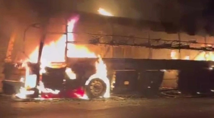 Xe khách giường nằm bất ngờ bốc cháy, hàng chục hành khách tháo chạy